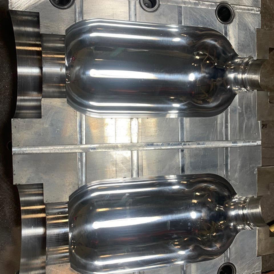 Khuôn thổi chai do Thành Đức CNC chế tạo, lòng khuôn đánh bóng đạt độ bóng cao
