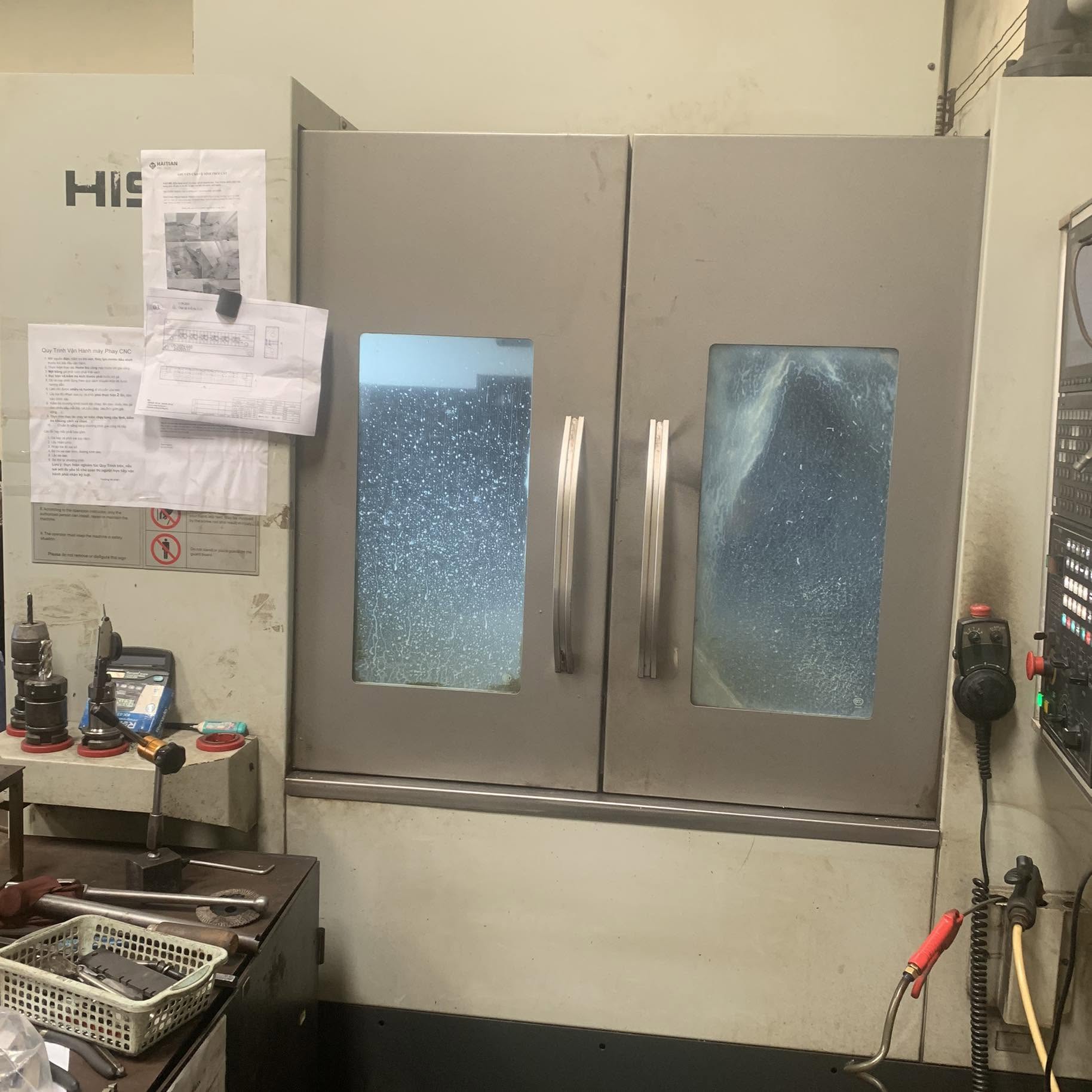 Trung tâm phay CNC HISION đang gia công tại xưởng Thành Đức CNC