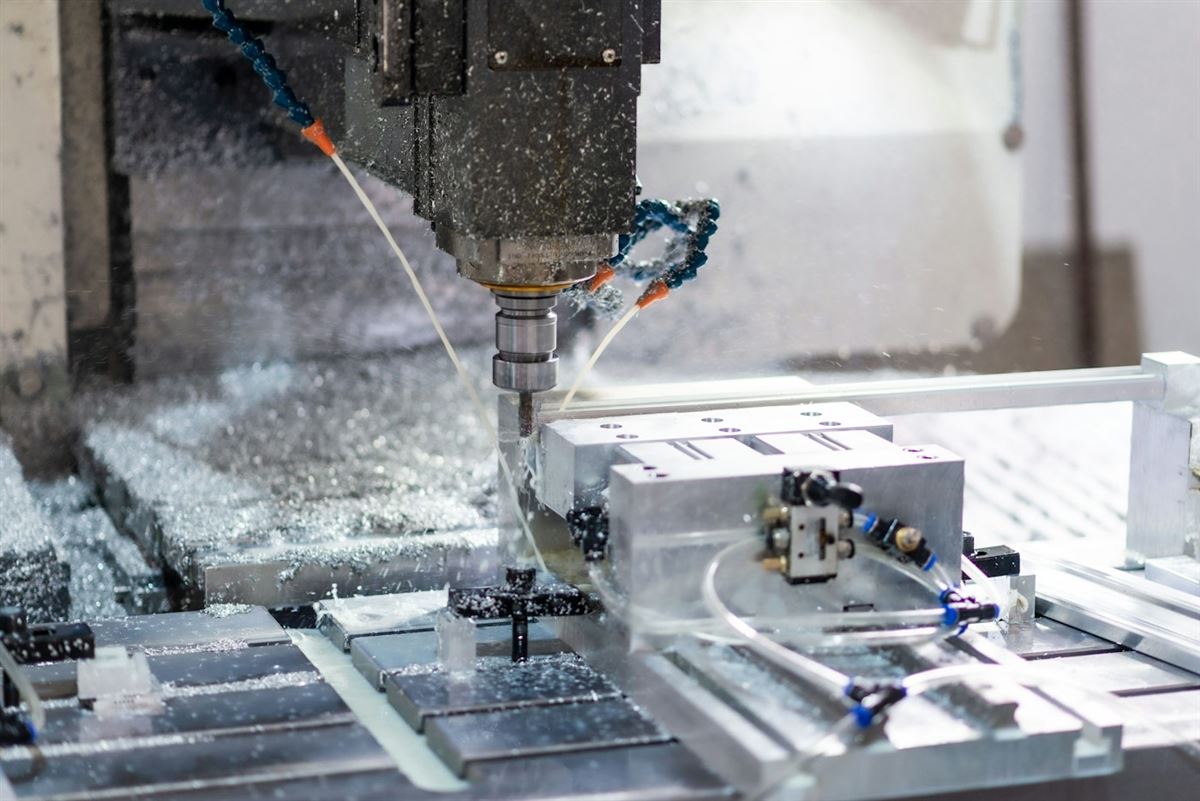 Chi tiết được định vị và kẹp chặt trên đồ gá trong máy phay CNC